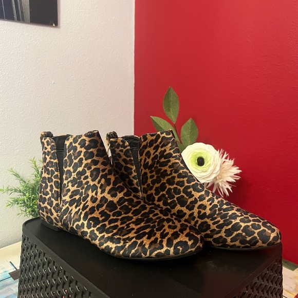 Born- Beautiful & Sleek Leopard Print Booties NWT 8.5 - Picture 12 of 12
